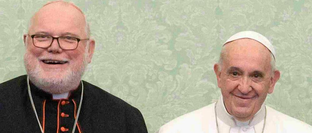 Papst Franziskus (rechts) steht bei einer Audienz in Deutschland neben Reinhard Marx (links) .