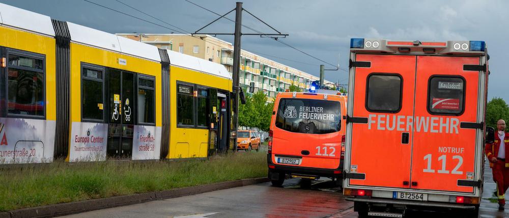 Am 25. Mai starb in Hellersdorf ein 19-Jähriger, als er vermutlich bei Rot vor eine Straßenbahn der BVG lief.