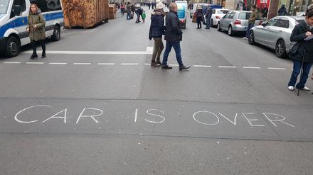 Findet der ADAC ganz und gar nicht: „Car is over“ steht auf der autofreien Friedrichstraße.