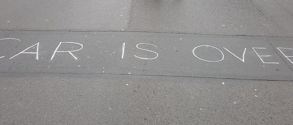 Findet der ADAC ganz und gar nicht: „Car is over“ steht auf der autofreien Friedrichstraße.