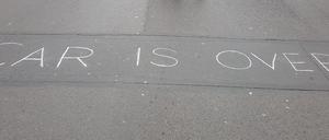 Findet der ADAC ganz und gar nicht: „Car is over“ steht auf der autofreien Friedrichstraße.