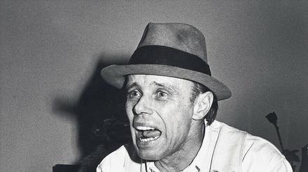 Reden, reden, reden. Joseph Beuys, vermutlich 1974 in New York.
