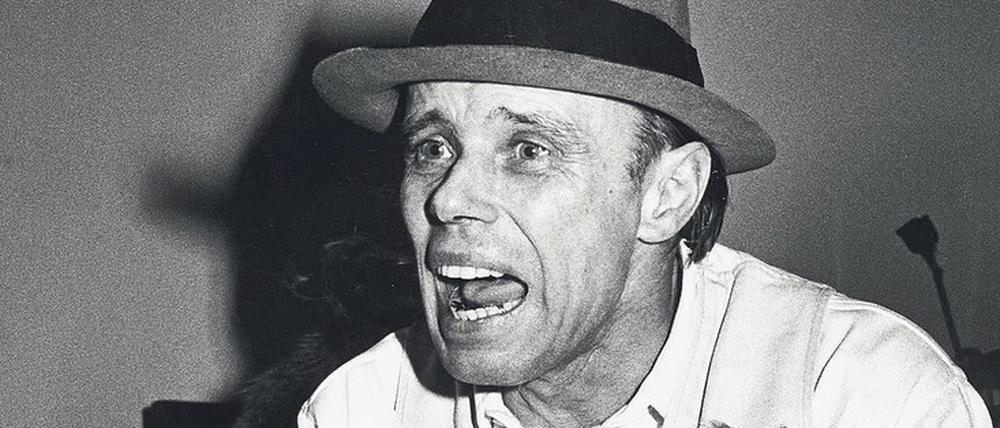Reden, reden, reden. Joseph Beuys, vermutlich 1974 in New York.