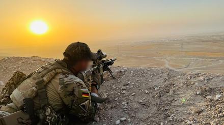 Ein Soldat des Kommando Spezialkräfte (KSK) sichert das Gelände nahe des Camps Marmal im Norden Afghanistans. 