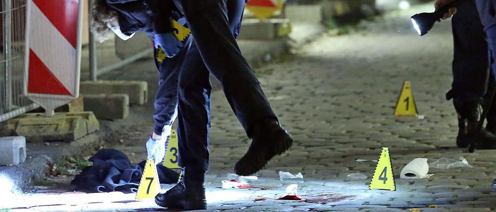 Bluttat in Dresden. Im Oktober 2020 attackierte ein Islamist mit Messern ein schwules Touristenpaar. Ein Opfer starb, das zweite wurde schwer verletzt