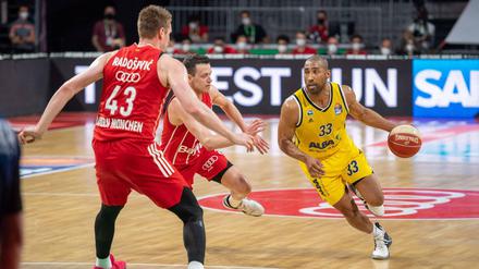 Albas Spielmacher Jayson Granger (rechts) bestimmte das Spiel in der entscheidenden Phase mit ganz viel Ruhe und Übersicht.