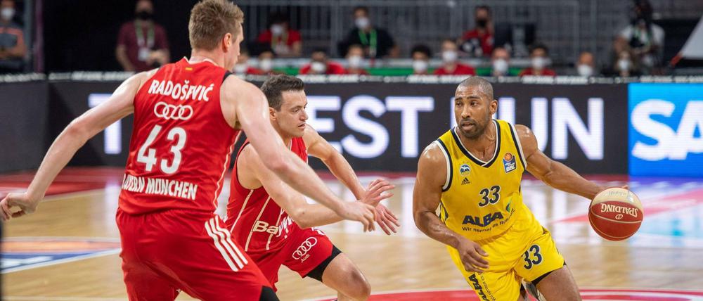 Albas Spielmacher Jayson Granger (rechts) bestimmte das Spiel in der entscheidenden Phase mit ganz viel Ruhe und Übersicht.