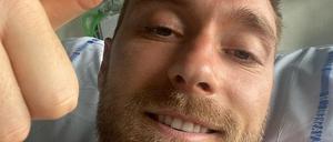 Christian Eriksen zeigt den Daumen hoch im Rigshospitalet, das Krankenhaus, in dem er behandelt wird.