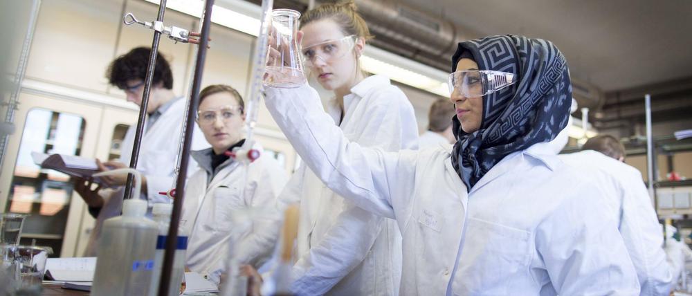 Studierende arbeiten im lebensmitteltechnischen Labor einer Hochschule.