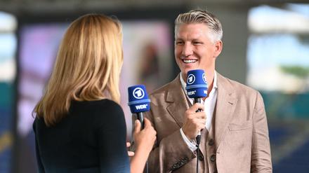 Jessy Welmer, ARD-Moderatorin, und Bastian Schweinsteiger, TV-Experte der ARD.
