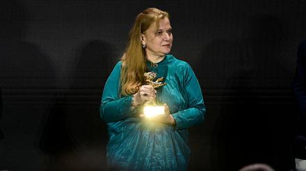 Berlin leuchtet. Produzentin Ada Solomon gewann mit einem rumänischen Polit-Porno den Goldenen Bären.