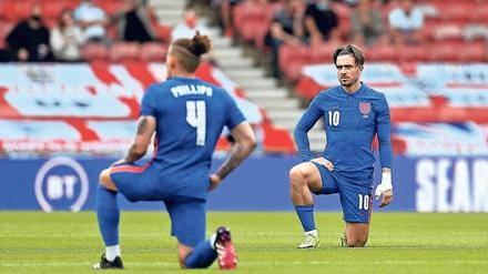 Die englischen Nationalspieler um Kelvin Phillips und Jack Grealish wollen auch bei der EM vor Spielbeginn aufs Knie gehen.