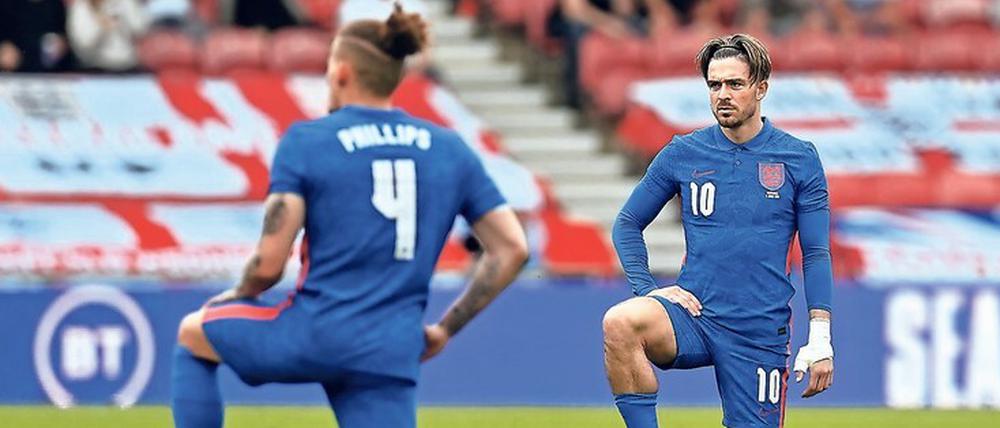 Die englischen Nationalspieler um Kelvin Phillips und Jack Grealish wollen auch bei der EM vor Spielbeginn aufs Knie gehen.
