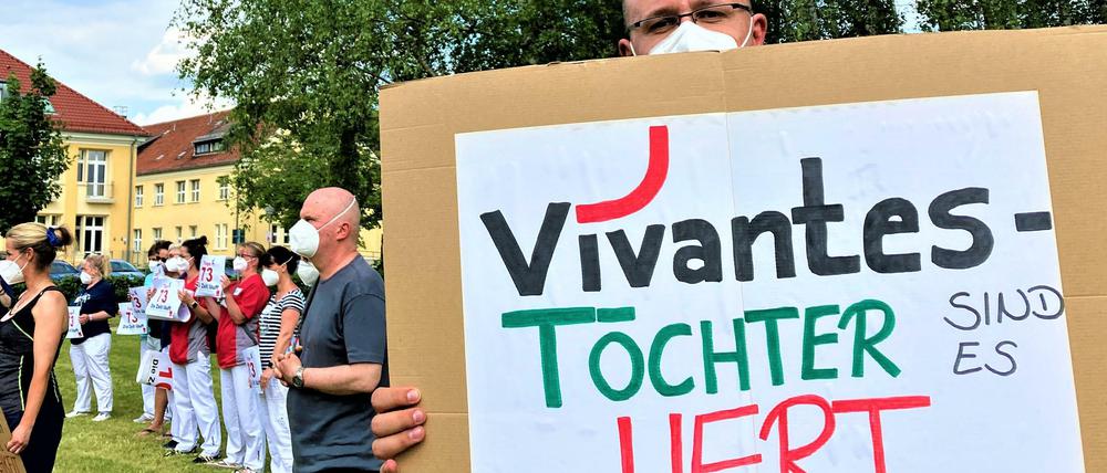 Beschäftigte der Tochterfirmen der Vivantes-Kliniken für Reinigung, Speisen und Transporte fordern mehr Lohn.