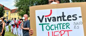 Beschäftigte der Tochterfirmen der Vivantes-Kliniken für Reinigung, Speisen und Transporte fordern mehr Lohn.