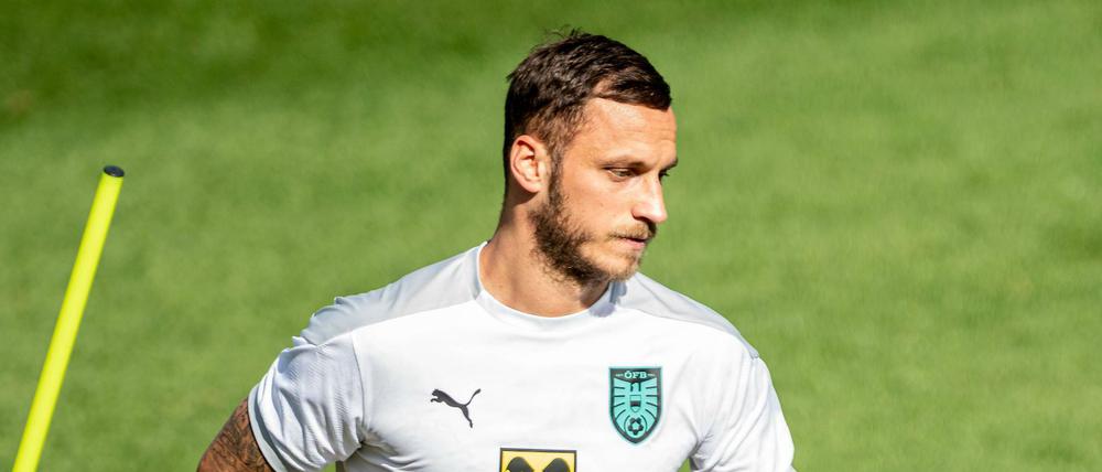 Der österreichische Nationalspieler Marko Arnautovic ist wegen Beleidigung eines Gegenspielers für ein Spiel bei der EM gesperrt worden.