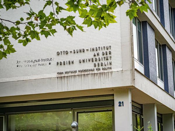 Ein Foto von der Fassade des OSI.