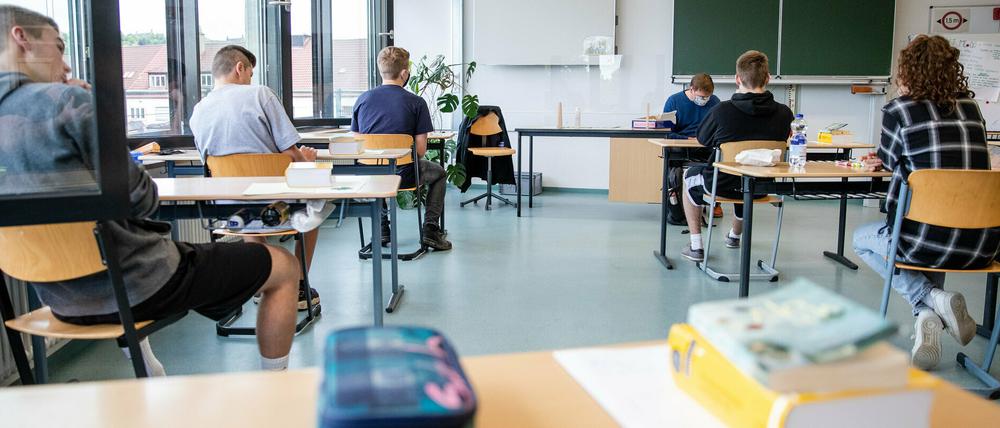 Zehntklässler bei einer Mittelschulprüfung (Symbolbild).