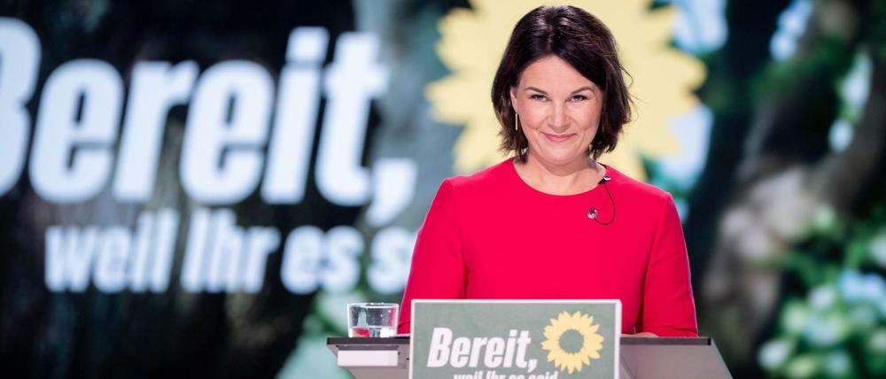 Annalena Baerbock nach ihrer Rede. Im Saal gibt es Applaus. Sie scheint nicht so zufrieden gewesen zu sein.