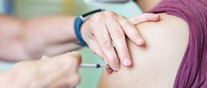 Ein Kinder- und Jugendarzt impft einen Jugendlichen mit dem Corona-Impfstoff Comirnaty von Biontech/Pfizer.