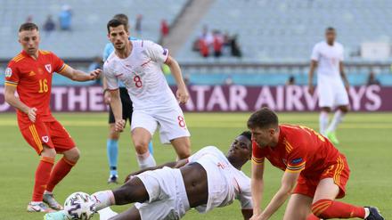 Breel Embolo (mitte) und die Schweiz kommen gegen Wales nicht über ein Remis hinaus.