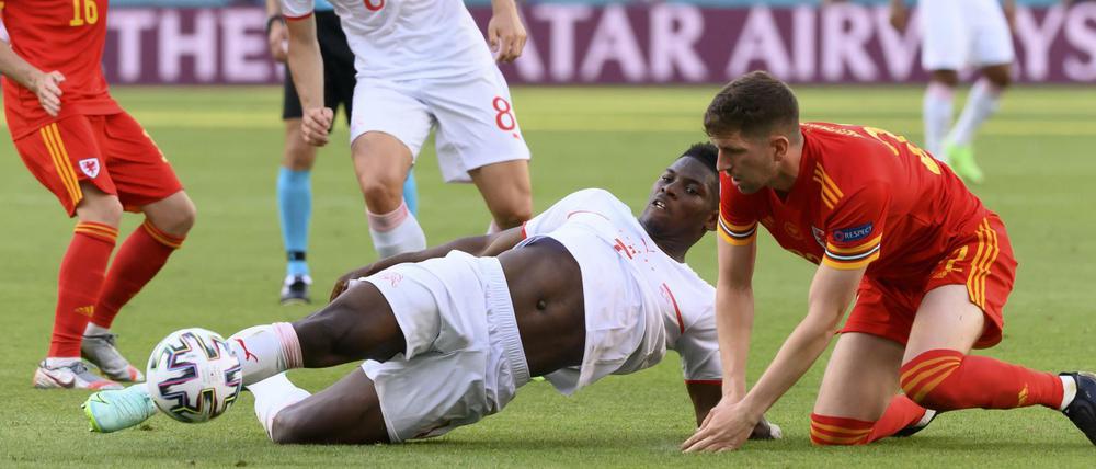 Breel Embolo (mitte) und die Schweiz kommen gegen Wales nicht über ein Remis hinaus.