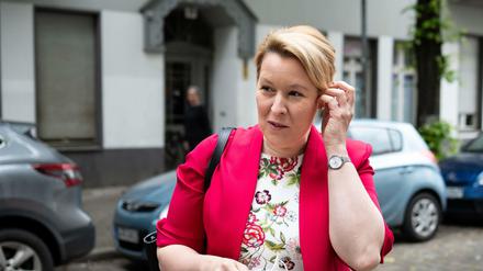 Franziska Giffey, Spitzenkandidatin der Berliner SPD, kommt zu einem Besuch der Tee- und Wärmestube des Diakoniewerks Simeon in Neukölln.