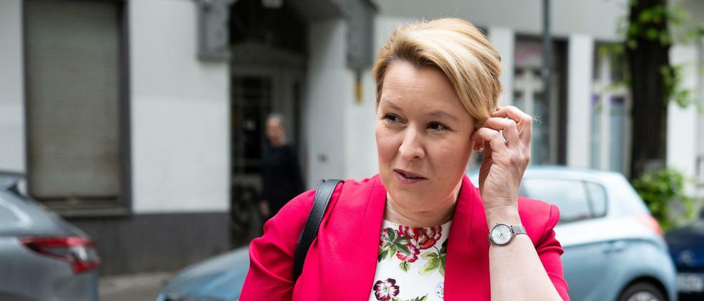 Franziska Giffey, Spitzenkandidatin der Berliner SPD, kommt zu einem Besuch der Tee- und Wärmestube des Diakoniewerks Simeon in Neukölln.