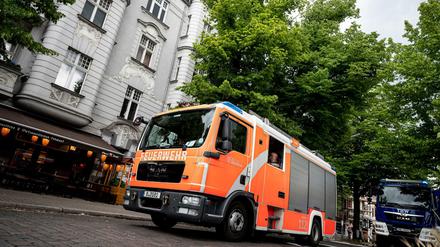 Die Feuerwehr steht vor dem Haus in der Kieler Straße Ecke Düppelstraße, in dem der Dachstuhl Feuer gefangen hat.