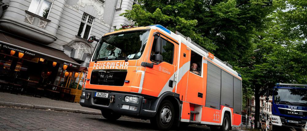 Die Feuerwehr steht vor dem Haus in der Kieler Straße Ecke Düppelstraße, in dem der Dachstuhl Feuer gefangen hat.