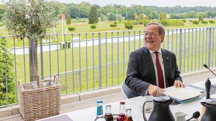 Armin Laschet (CDU) bei einer Freiluft-Kabinettsitzung in NRW