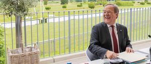 Armin Laschet (CDU) bei einer Freiluft-Kabinettsitzung in NRW