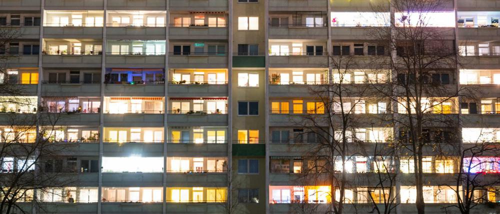 In einem Hochhaus in Berlin sind einige Fenster beleuchtet.