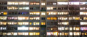 In einem Hochhaus in Berlin sind einige Fenster beleuchtet.
