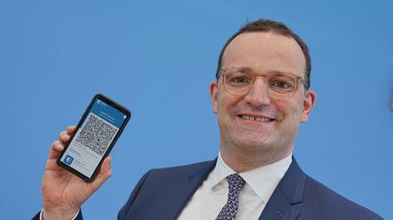 Jens Spahn zeigt die App zum digitalen Impfpass.