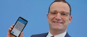Jens Spahn zeigt die App zum digitalen Impfpass.