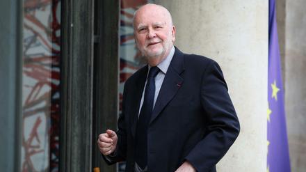 Kosmopolit - nicht immer ganz freiwillig. Adam Zagajewski im Mai 2019 beim Betreten des Pariser Elysée-Palast, wohin ihn Präsident Macron zusammen mit anderen Intellektuellen zu einem Gespräch über Europa eingeladen hatte.