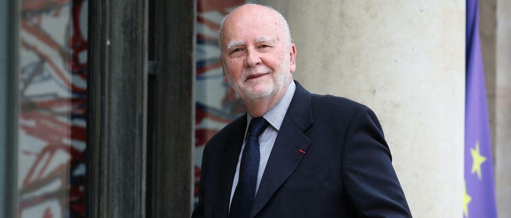 Kosmopolit - nicht immer ganz freiwillig. Adam Zagajewski im Mai 2019 beim Betreten des Pariser Elysée-Palast, wohin ihn Präsident Macron zusammen mit anderen Intellektuellen zu einem Gespräch über Europa eingeladen hatte.