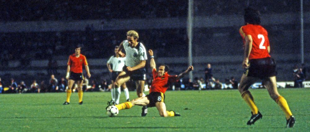 Wilfried van Moer setzt im Finale der EM 1980 gegen Karl-Heinz Rummenigge zur Grätsche an.
