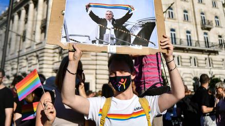 Proteste gegen das Gesetz in Budapest - auf dem Plakat wurde Orbán einen regenbogenhaltend abgebildet.