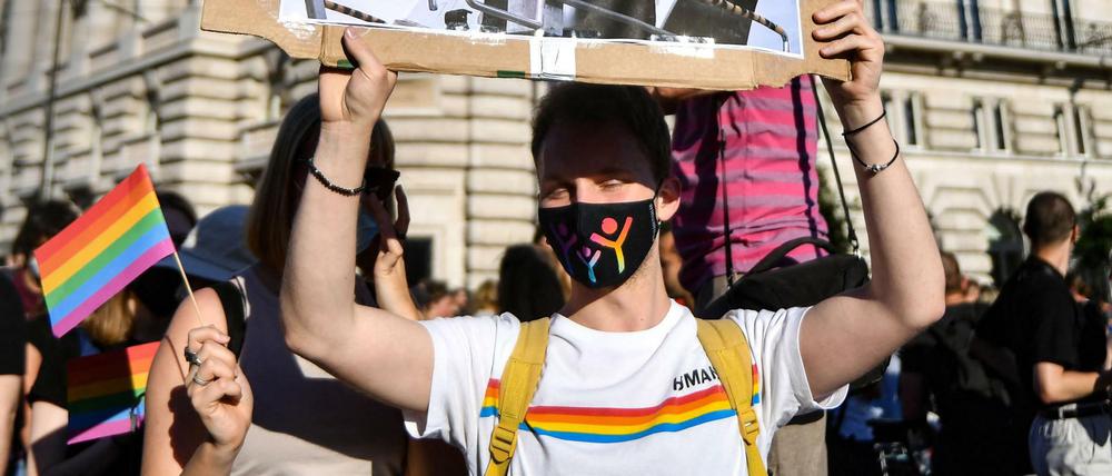 Proteste gegen das Gesetz in Budapest - auf dem Plakat wurde Orbán einen regenbogenhaltend abgebildet.