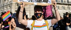 Proteste gegen das Gesetz in Budapest - auf dem Plakat wurde Orbán einen regenbogenhaltend abgebildet.