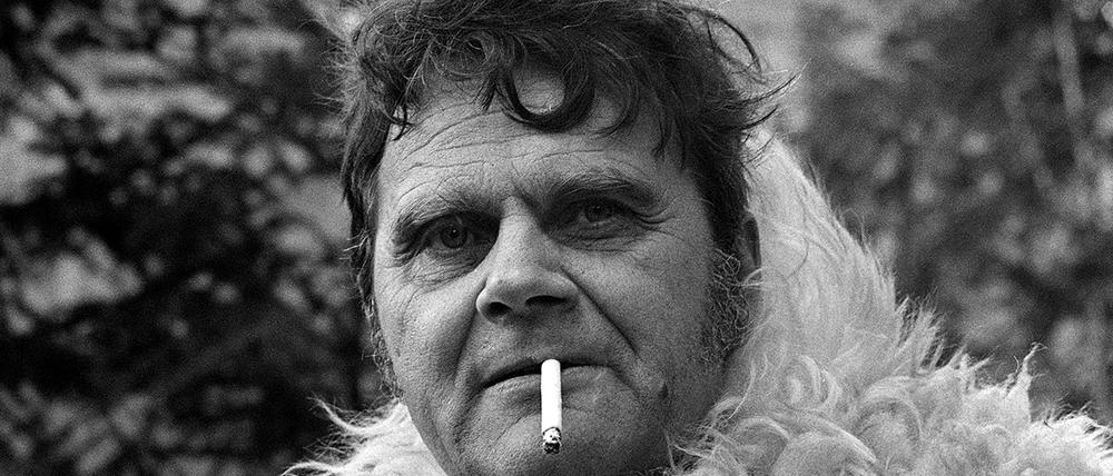 Immer für ein Stückchen Maskerade gut. H.C. Artmann 1968 am Vomper Loch in Tirol.