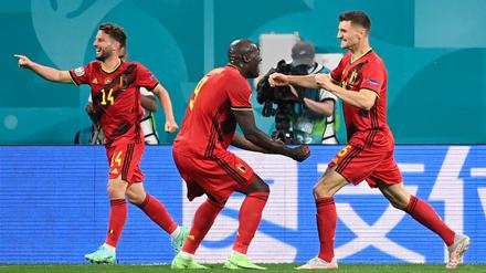 Torschützen unter sich. Lukaku und Meunier jubeln gemeinsam.
