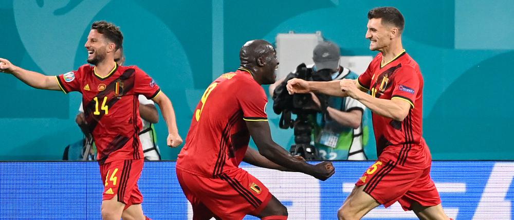 Torschützen unter sich. Lukaku und Meunier jubeln gemeinsam.