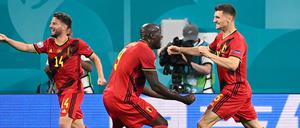 Torschützen unter sich. Lukaku und Meunier jubeln gemeinsam.
