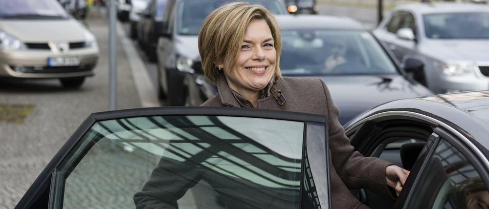 Julia Klöckner lässt sich aktuell im klimaschädlichsten Dienstwagen der Bundesregierung chauffieren.