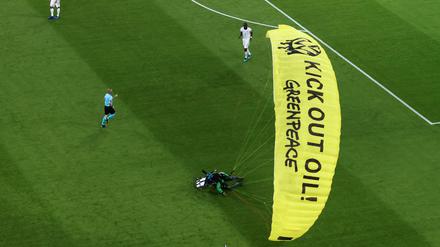 Ein Greenpeace-Aktivist landet auf dem Spielfeld in München vor dem EM-Spiel zwischen Deutschland und Frankreich.