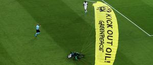 Ein Greenpeace-Aktivist landet auf dem Spielfeld in München vor dem EM-Spiel zwischen Deutschland und Frankreich.