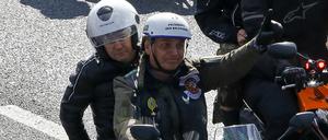 Brasiliens Präsident Jair Bolsonaro ohne Visier und Maske beim Korso.